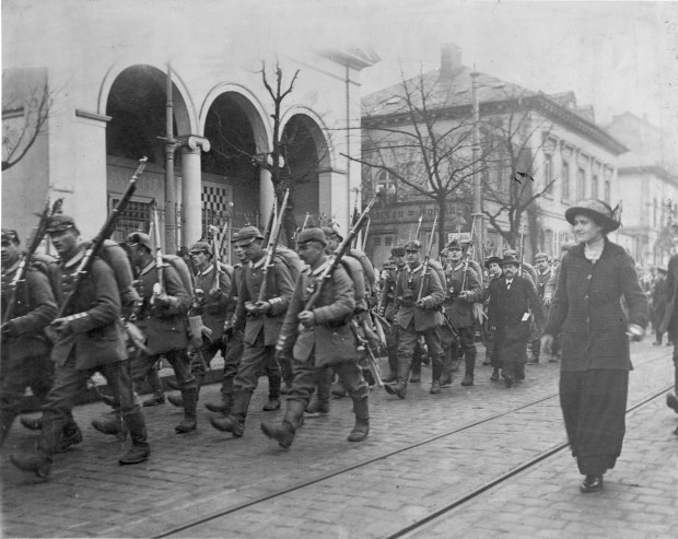 Ausrückende Soldaten Anfang August 1914 auf der Rheinstraße in Höhe der Kunsthalle | Historisches Bildmaterial: Stadtarchiv Darmstadt