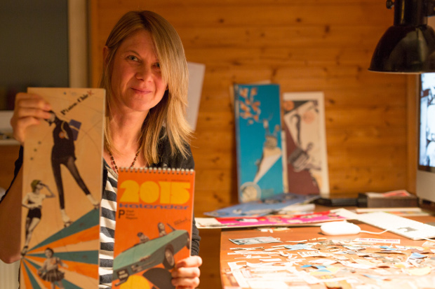 Birgit Weber mit ihrem KalenderFoto: Jan Ehlers