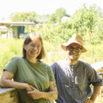 Die Imker:innen Annika Heinzelmann und Filip Kiefner